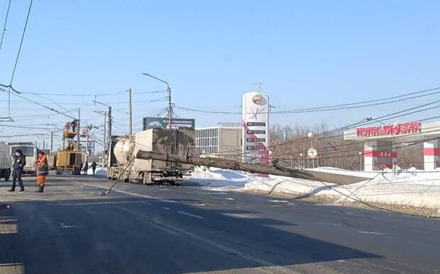В Рязани на Московском шоссе упал поврежденный грузовикм столб