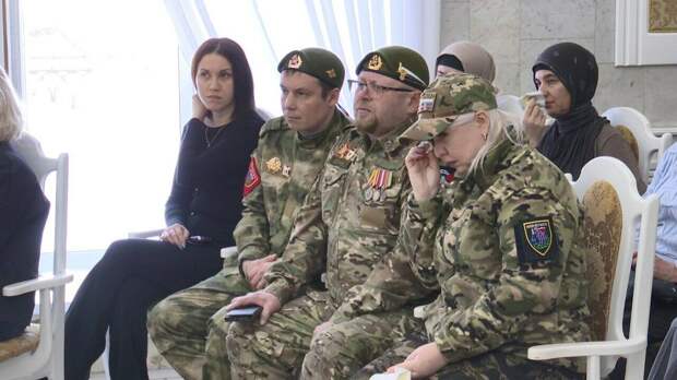 «Вы воспитали настоящих героев»: в Нижнекамске семьям участников СВО передали награды
