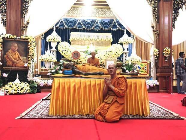 Буддийского монаха увидели с улыбкой на лице через 2 месяца после смерти будда, в мире, гроб, монах, мужчина, тело, улыбка