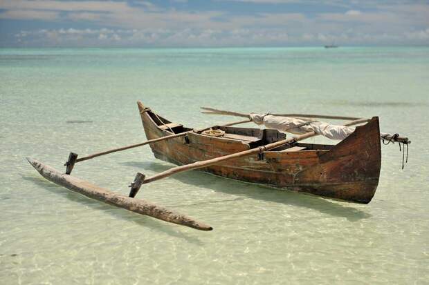 Типичная для полинезийцев лодка. На острове Пасхи такую построить не из чего...