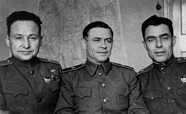 Полковник Леонид Брежнев с однополчанами Неизвестный автор, 10 января 1943 - 1 ноября 1944 года, МАММ/МДФ.