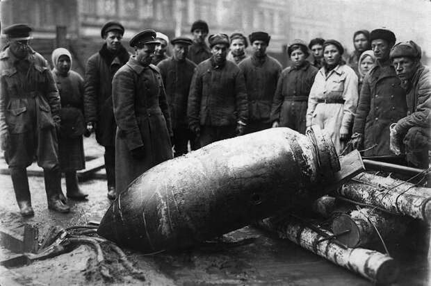 Неразорвавшиеся снаряды. Блокада Ленинграда военное, война, исторические фото, не взорвался, пробил, снаряд, судьба, чудо