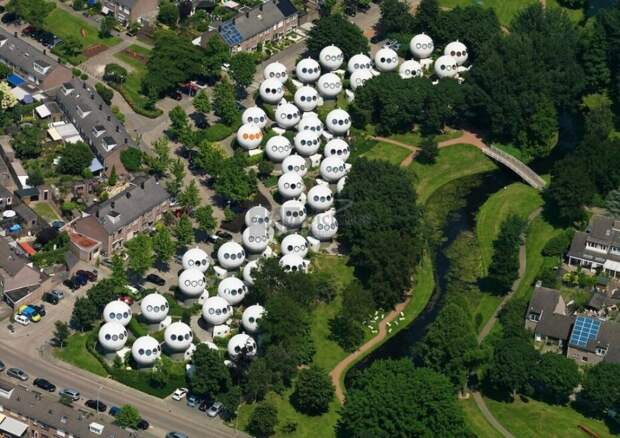 Болвонинген - голландская община состоит из 50 сферических домов, сгруппированных вместе с извилистыми дорожками между ними и рядом с каналом.-2