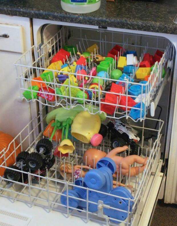 2. Игрушки прекрасно моются в посудомоечной машине. Настолько прекрасно, что мы удивлены: никто до сих пор не придумал "игрушечномоющую машину"! родители, советы, хитрости
