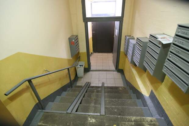 Ураган лишил стёкол подъезд дома на бульваре Яна Райниса