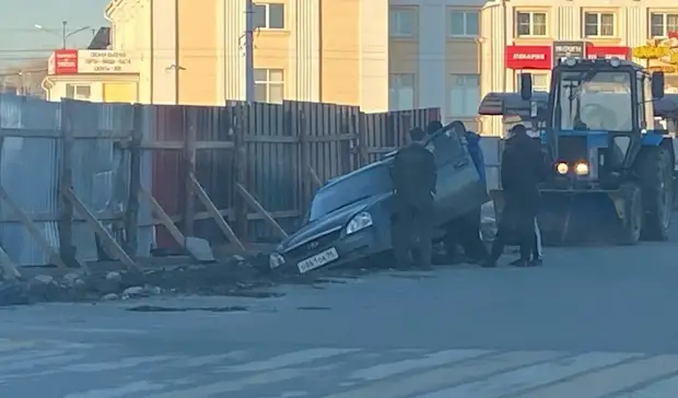 В яму для ремонта теплотрассы попал автомобиль Lada Priora в Нижнем Тагиле