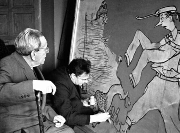 С. Маршак и М. Куприянов во время работы Кукрыниксов над панно на тему произведений писателя, 1964 | Фото: rg.ru