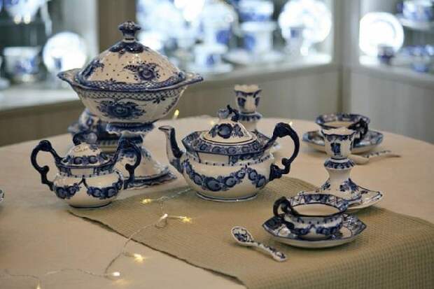 Гжель посуда: история создания гжельской росписи на чайнике, самоваре,  чайном сервизе и других изделий