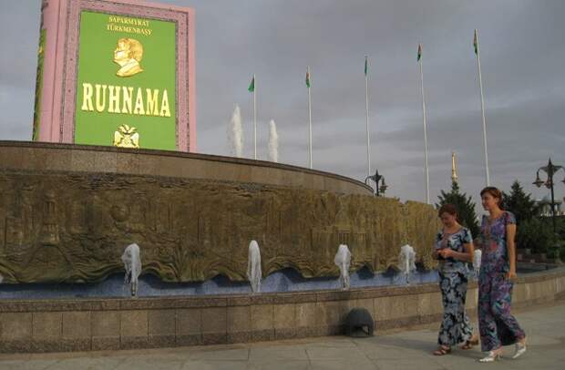 Памятник «Рухнаме» в Ашхабаде, 7 мая 2008 года. Фото: Дмитрий Костюков / AFP / East News