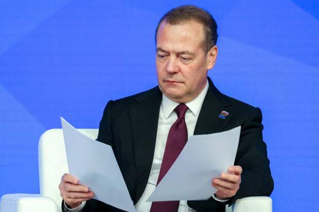 Медведев пригрозил спецоружием после атаки на резиденцию Путина