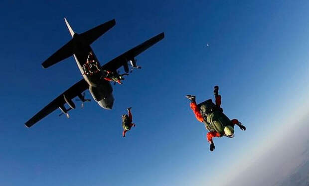 Девушка прыгнула с парашютом с высоты, но он не раскрылся