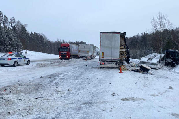 МВД: на автодороге Р-255 "Сибирь" под Красноярском ограничили движение из-за ДТП