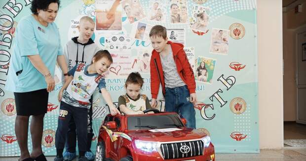 Благотворительный фонд "Синара" передал в дар детским больницам 16 электромобилей
