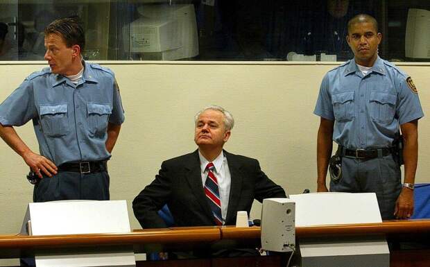 Слободан Милошевич в суде. Фотография из открытых источников для иллюстрации