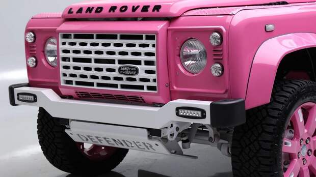 Land Rover Defender 90 превратили в «Барбимобиль»