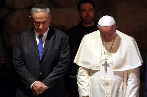 Папа Франциск и премьер-министр Израиля Биньямин Нетаньяху присутствовали на церемонии поминовения у мемориала Холокоста, Иерусалим. \ Фото: washingtonpost.com.
