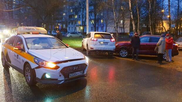 На Хотьковской столкнулось три автомобиля