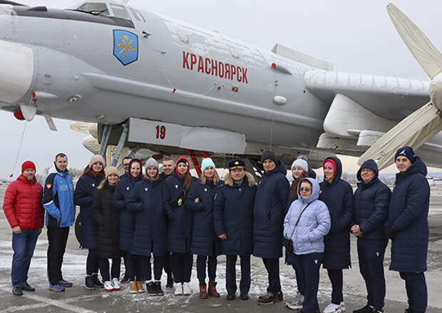 В Саратовской области профессиональная волейбольная команда «Протон» посетила музей дальней авиации