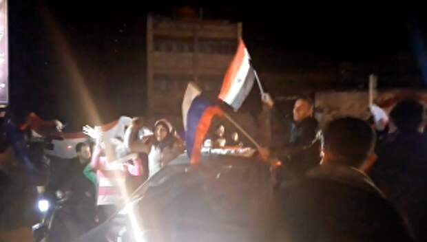 Жители Алеппо с флагами Сирии и РФ пели и танцевали после освобождения Алеппо
