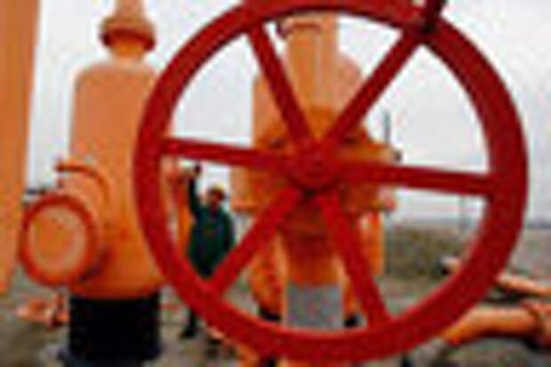 A worker controls a gas valve in pipelines at oil and gas group MOL's gas transmission subsidiary in Vecses January 17, 2009. Russian Prime Minister Vladimir Putin, his Ukrainian counterpart Yulia Timoshenko and European Union officials are meeting in Moscow on Saturday to search for a solution for the gas dispute between Russia and Ukraine. 