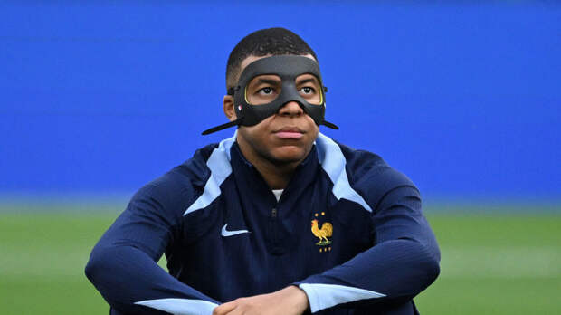 Мбаппе надел новую чёрную маску на тренировку сборной Франции