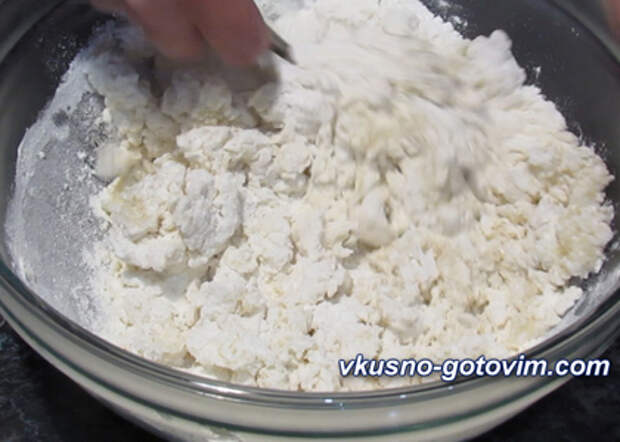 Лепешки заварные с куриной грудкой и твердым сыром - шаг 3