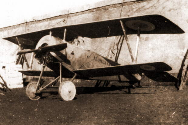 Гинемер и «Бебе» N836, март 1916 года. К тому времени фирма «Ньюпор» уже перешла на зелёно-коричневый камуфляж, но данный аппарат был полностью выкрашен в бледно-голубой цвет. Также его отличали нестандартная пулемётная установка (возможно, авторства самого лётчика) и надпись «Le Vieux Charles» на обоих бортах и спереди на капоте - Самый известный «Аист» | Военно-исторический портал Warspot.ru