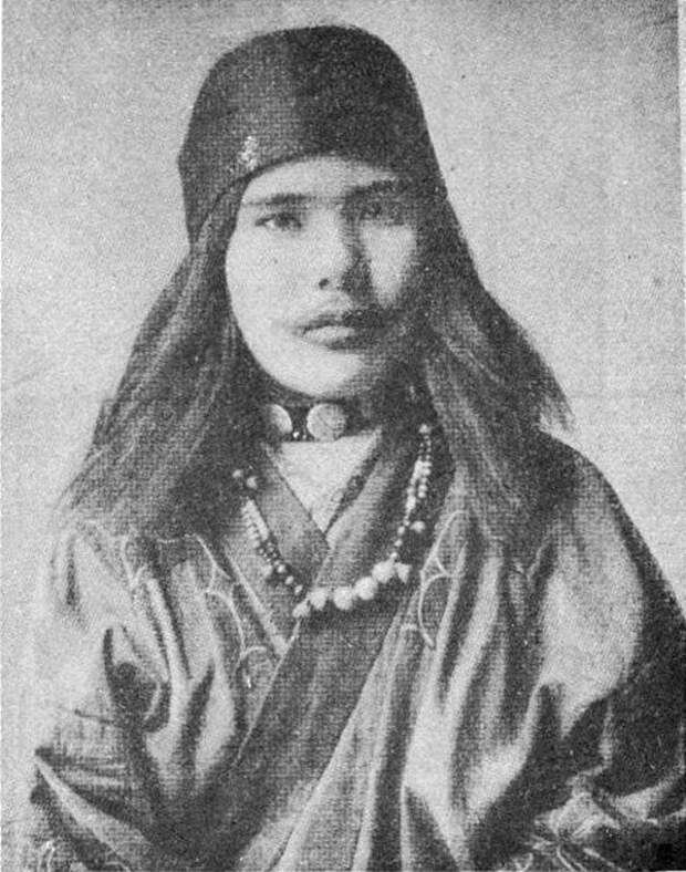 Улыбки женщин Айну