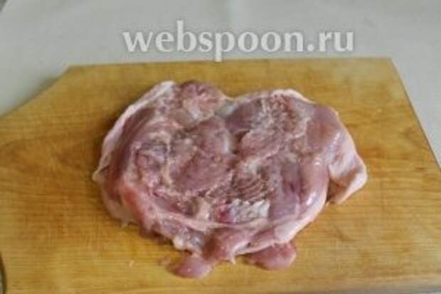Куриные бедра распластать и слегка отбить.