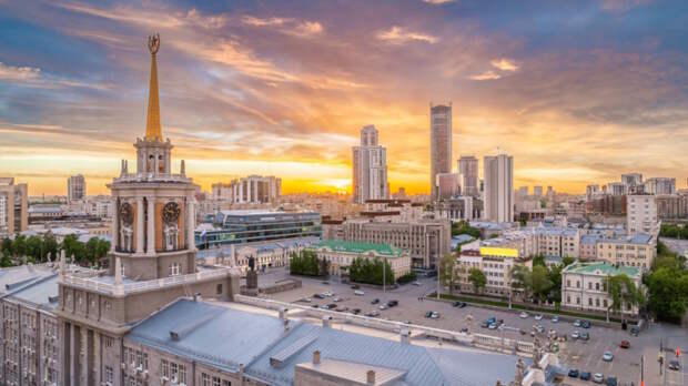 Власти Екатеринбурга отчитались о полной уборке города к праздникам