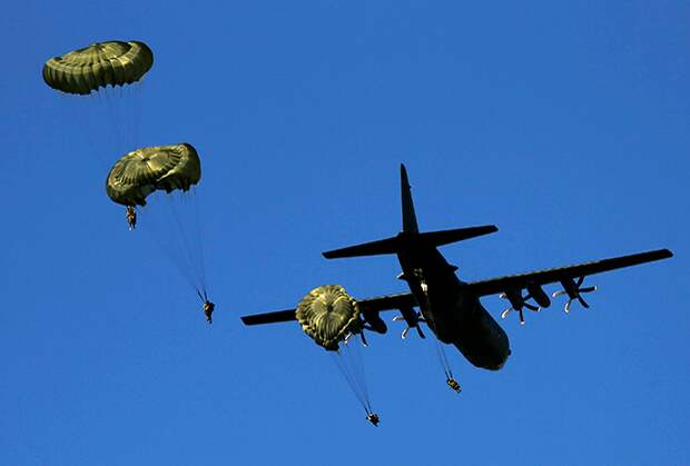 Десантирование британских парашютистов с C-130J на учениях Anaconda 16