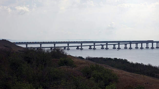 Поезда из-за остановки движения на Крымском мосту задерживаются на 3-8 часов