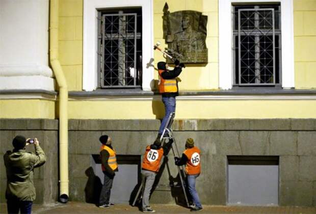 Мемориальную доску Маннергейму в Петербурге порубили топором