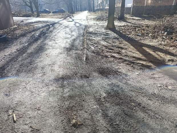 Неуважаемые владельцы авто, которые устроили себе парковку за домом ул