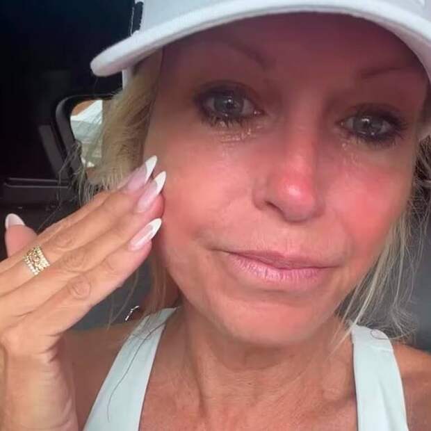 Ставшая звездой OnlyFans бывшая телеведущая в слезах пожаловалась на отсутствие дома