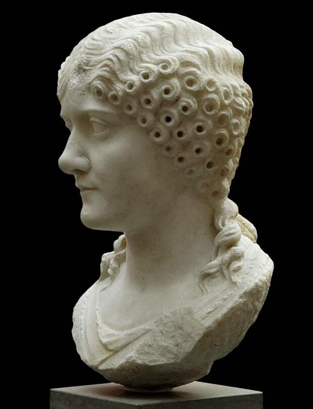 Женские скульптурные портреты у римлян появились намного позже, чем мужские. Бюст I в. н.э.