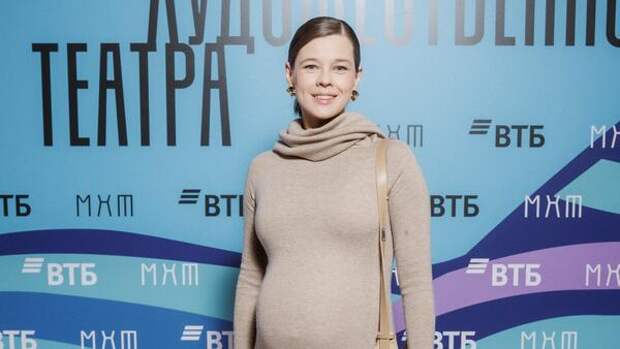 Беременная Шпица показала большой живот в облегающем платье на премии в МХТ