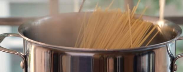 спагетти в кастрюле