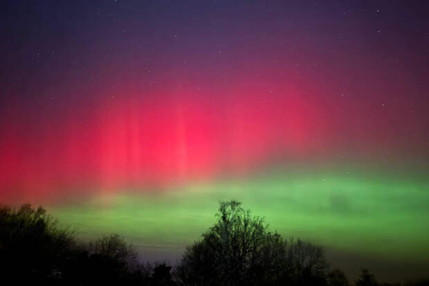 Жители российских регионов делятся кадрами редкого северного сияния