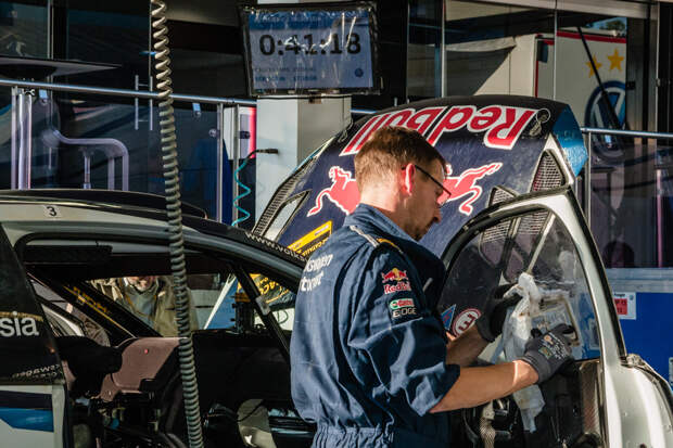 Как механики WRC собирают из одной раллийной машины другую за 75 минут. Фото 12