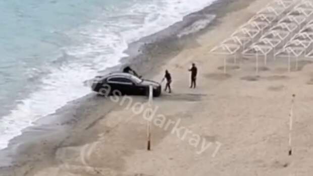 В Краснодарском крае туристы утопили в море BMW, чтобы сделать эффектные кадры