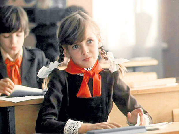 Кадр из фильма "Каникулы Петрова и Васечкина", 1984 год, советская школьная форма для девочек