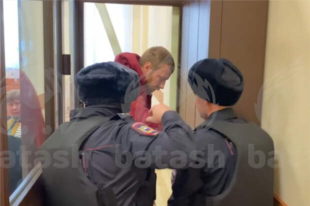 Выбросивший из окна четвертого этажа малолетнюю дочь россиянин избежал тюрьмы