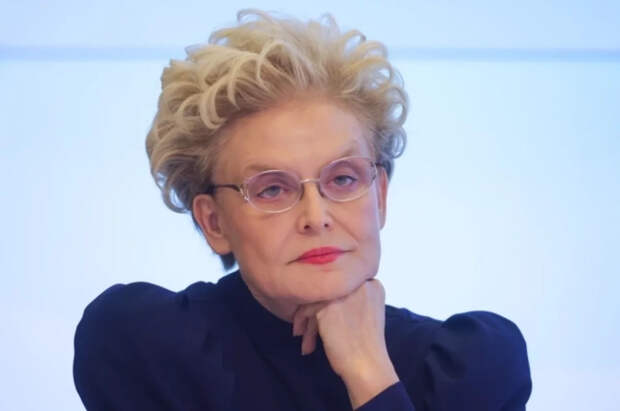 Малышева порезалась скальпелем в эфире программы «Жить здорово!»