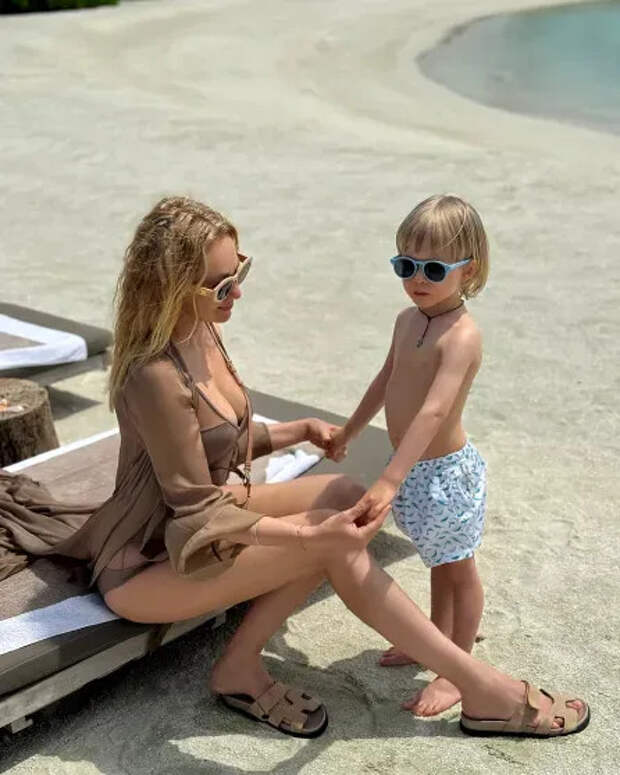 Яна Рудковская с сыном Арсением