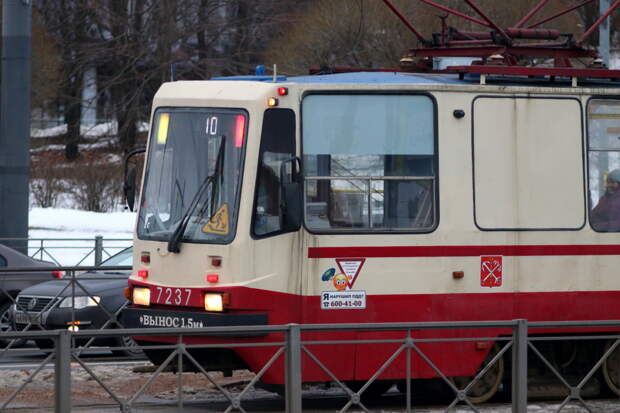 В Екатеринбурге на Вторчермете иномарка врезалась в трамвай