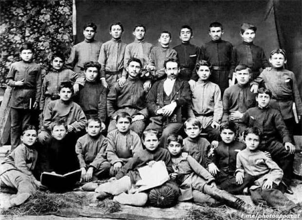 Школьник Сосо Джугашвили (И. Сталин) в возрасте 10 лет в центре верхнего ряда.. Тифлисская губерния, 1888 год