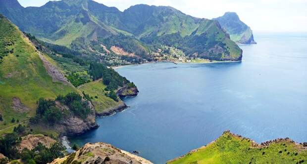World travel and tourism robinson crusoe island in the pacific ocean 096537 
