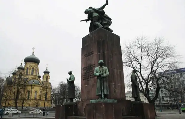 Как за рубежом уничтожают памятники советским воинам-освободителям?