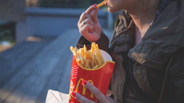 Бузова перепутала фотографию открытия первого «Макдоналдса» в России с актуальными кадрами